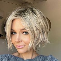 Cool Blonde Short Messy Bob with Middle Parting Bixie Haircut, The Right Hairstyles, Bob Pixie, Messy Bob Hairstyles, Chin Length Hair, A Bob, Messy Short Hair