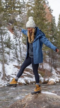 Find the perfect womens hiking outfit for your next adventure with our expert tips and recommendations. Stay comfortable and prepared on the trails. Fall Mountain Outfit, Winter Hiking Outfit Women, Hiking Outfit Ideas, Alaska Outfits, Fall Hiking Outfits, Trekking Outfit, Winter Style Guide, Womens Hiking, Hiking Outfits