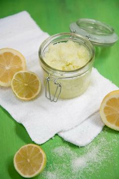 Lush Recipes, Sea Salt Scrub, Sea Salt Scrubs, Homemade Scrub, Salt Body Scrub, Homemade Bath, Diy Body Scrub, Vinegar Cleaning, Scrub Recipe