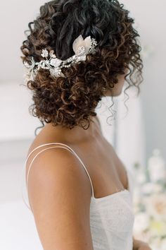 Very Curly Hair Wedding Styles, Curly Hairstyles Wedding The Bride, Natural Curly Hair Wedding Hairstyles, Curly Hairstyles For Wedding Bridesmaid, Beach Wedding Hairstyles Medium, Wedding Hair For Curly Hair, Curly Hair Bride Hairstyles, Bride Hairstyles Curly Hair