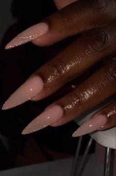 Very Pointy Nails, New Years Nail Inspo 2023, Classy Nails 2024 Trends, Medium Long Almond Nails, Almond Nails For Wedding, Almond Gel X Nails Ideas, Feminine Nails Classy Chic, Beige Stiletto Nails, Great Gatsby Nails Designs