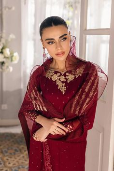 Chiffon Embroidered Maroon Shade Pakistani Salwar Kameez Suit sequin-sprinkled chiffon shirt is adorned with a meticulously hand-embellished neck patch, creating a dazzling design. The sleeves and front border are elevated with delicate cutwork organza lace, adding an exquisite touch. Walima Dresses Pakistani, Bridal Lehenga Indian, Pakistani Mehndi Dress, Wedding Dresses Pakistani, Walima Dress, Indian Bridal Sarees, Organza Lace, Pakistani Salwar, Raw Silk Fabric