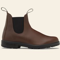 With a timeless design and rich brown upper, this take on the #500 will have you striding in legendary comfort. Blundstone Women, Womens Casual Boots, Blundstone Boots, Mens Boots Casual, Side Zip Boots, Chelsea Boots Women, Pull On Boots, Classic Boots, Leather Chelsea Boots