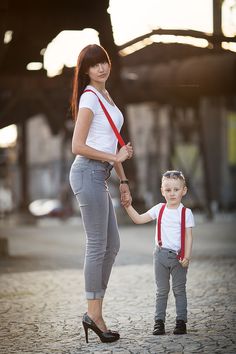 MOM AND SON Boy Mom Pictures, Mother Son Matching Outfits, Mommy Son Outfits, Mom And Son Outfits, Mommy Daughter Outfits, Outfits Matching, Mother Daughter Outfits