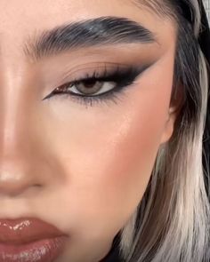 #makeupideas #makeup #eyeliner #classy #aesthetic #goingoutmakeup Winged Eyeliner Makeup, Angel Makeup, Prom Eye Makeup, Rave Makeup