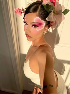 Orchid makeup look #flowermakeup Orchid Halloween Costume, Orchid Girl Aesthetic, Orchid Birthday Theme, Orchid Makeup Look, Flower Eye Makeup Looks, Garden Makeup Look, Flower Makeup Aesthetic, Flower Make Up, Orchid Costume