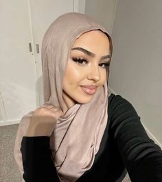 Baddie Hijabi Outfits, Brunette Hair With Highlights, Hijab Trends, Arab Beauty, Glam Makeup Look, Hijabi Aesthetic, Cute Makeup Looks, Dream Wedding Ideas Dresses, Glamour Makeup