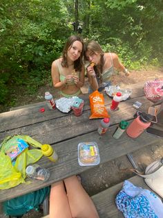 #friends #aesthetic #granola #picnic Camping Activities Aesthetic, Camping Trip With Friends Aesthetic, Friends Outside Aesthetic, Friend Summer Aesthetic, Friend Camping Trip, River Day Aesthetic, Vermont Summer Aesthetic, Saltburn Summer Aesthetic, Midwestern Summer Aesthetic