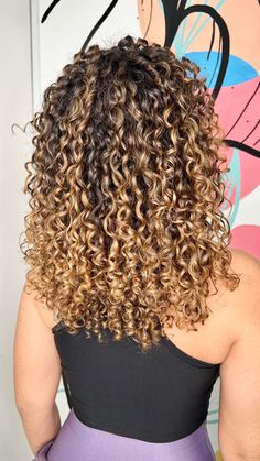 Caramel Highlights Curly Hair, Curly Highlights, Ombre Curly Hair, Curly Hair Beauty, Dyed Curly Hair, Haircuts For Curly Hair