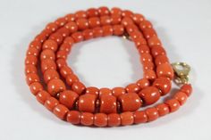 -Vintage 14k Gold Natural Orange Coral Beaded Necklace -Total length: 25 in -Biggest bead size:about 10 mm x 10 mm -Smallest bead size:about 7 mm x 6 mm -Total weight: 65 g -14k gold bead size: 2 mm x 4 mm -Clasp size: 16 mm x 10 mm -Marked 585 Carnelian Earrings, Coral Beads Necklace, Coral Design, Large Pendant Necklace, Gold Vases, Vintage Green Glass, Orange Coral, Coral Earrings, City New York