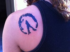 a person with a tattoo on their shoulder that has the letter n painted on it