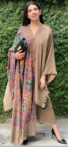 Laam Fashion 2023 Women, Shawl Casual Outfit, Woollen Coord Sets For Women, Pashmina Suits Design Pakistani, Pakistani Outfits Ideas, Pakistani Dupatta Designs Casual, Classy Pakistani Outfits, Winter Eastern Outfits, Winter Pashmina Suit Designs