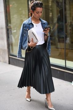 short pleated skirt Black Pleated Midi Skirt, Rok Outfit, Pleated Skirt Outfit, Pleated Long Skirt, Black Pleated Skirt, Looks Street Style, Urban Street Style