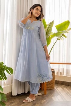 डिजाइनर कपड़े, Design Kurta, Simple Frock Design, Stylish Kurtis Design, Simple Frocks, Desi Wear, Simple Kurta Designs, Designer Kurti Patterns, Simple Kurti Designs