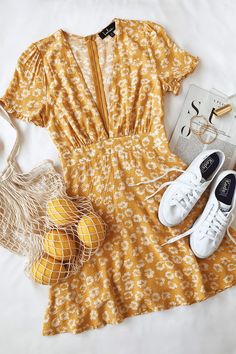 Outfits Playa, Skirt Diy, Yellow Mini Dress, Summer Outfits For Moms, Model Pose, Linen Fashion, Foto Tips