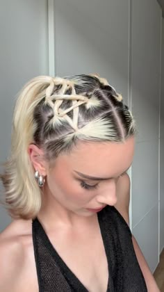 Victoria Sharp, Rave Hairstyles, Rave Hair, Y2k Hairstyles, Punk Hair, Peinados Fáciles Para Cabello Corto, Hair Stylies, Festival Hair, Hair Stylist Life