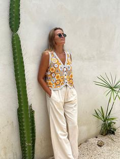 Crochet Vest Street Style, Crochet Waistcoat Outfit, Woven Vest Outfit, Printed Vest Outfit, Patterned Vest Outfit, Crochet Vest Outfit Summer, Colorful Vest Outfit, Vest Outfits Summer, Boho Vest Outfit