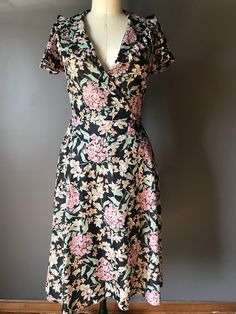 Juniors Size 9/10 .... so seems to fit a woman size 6 and under Measures Bust: 32/34/36 Waist: 24/26/28 Hips: free Retro Mid-length Fitted Dress, Fitted Midi Dress With Floral Print And Surplice Neckline, Vintage Knee-length Dress For Date Night, Retro Knee-length Dresses For Date Night, Retro Fitted Midi Dress With V-neck, Fitted Vintage Print Dresses, Vintage Fit And Flare V-neck Dress, Vintage V-neck Fit And Flare Dress, Chic Fitted Vintage Floral Dress