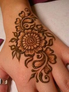 Top 15 Quick and Easy Mehndi Designs With Images Small Back Hand Mehndi Designs, Mahandi Desgin Easy And Simple, Cute Mehendi, Henna Kids, Henne Tattoo, Simple Mehandi, Jagua Henna, Indian Henna