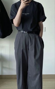 gray pants, black shirt, oversized clothes, outfit ideas, fashion, outfit inspo Pleated Trousers Outfit Men, Oversized Clothes Outfit, Black Shirt Oversized, Street Casual Men, Asian Streetwear, Outfit Ideas Fashion, Fits Streetwear, Oversized Clothes