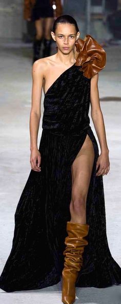 YVES SAINT LAURENT 2017/2018 Catwalk Fashion, Anthony Vaccarello, Couture Gowns, Couture Dresses, Creative Fashion, Get Dressed, Leather And Lace, Spring Summer Fashion, Fashion Lifestyle