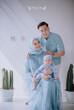 Family Photo Studio Concept, Photoshoot Raya, Self Foto, Lebaran Outfit, Family Photo Studio, First Family Photos, Dinosaur Themed Birthday Party, Wedding Photoshoot Props, Family Photoshoot Outfits