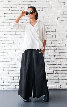 Extravagant Long White Shirt Uniqlo Style, Long White Shirt, Oversize Outfit, Black Harem Pants, White Cotton Shirt, Asymmetric Top, Cut Out Leggings, Long Tunic Tops, Maxi Tops