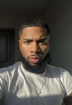 Dark Skin Men With Beards, Handsome Dark Skin Men, Attractive Black Men, Waves Hairstyle Men, Fade Haircut Curly Hair, Men Beards, Black Boys Haircuts, Dreadlocks Men, Italian Mafia