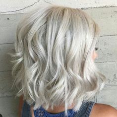 Short Platinum Hair, Pelo Color Vino, Icy Blonde Hair, Silver Blonde Hair, Medium Layered Haircuts, Medium Layered, Modern Haircuts, Icy Blonde, Platinum Hair