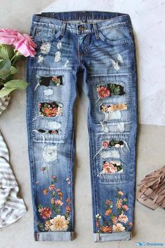 OrcaJump - Sky blue ripped boyfriend jeans in denim with flower print patch Jeans With Flowers, Vestiti In Jeans, Ropa Upcycling, Graphic Pant, Denim Jeans Ripped, Floral Patches, Diy Vetement, Ripped Boyfriend Jeans, Boyfriend Denim