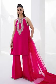 Indian Wear Designs, Modern Kurti Design Style, Unique Fancy Dress, Unique Outfit Ideas, Dress Neck Designs, Unique Dress