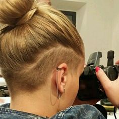 Pelo Types Of Undercuts For Women, Undercut With Short Hair Women, Buzzed Sides Long Top Women, Feminine Undercut Long Hair, Undercut Sidecut, Side Undercut, Half Shaved Hair