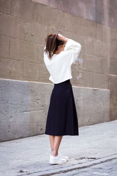 schwarz/weiß Outfit Sukienki Maksi, Minimal Stil, Rok Midi, Minimalist Moda, Look Zara, Mode Retro, Mode Casual, Cooler Look, Stil Inspiration