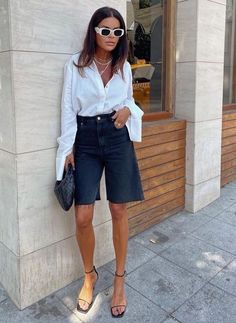 Spring Style 2024: Parisian Elegance Meets Street Looks for a Chic Update Denim Bermuda Shorts Outfit, Bermuda Shorts Outfit, Summer Shorts Outfits, Parisian Chic, Looks Chic, Spring Summer Outfits, Look Fashion