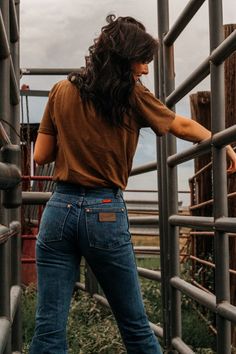 Summer Farm Outfit Women, Relaxed Western Style, Wrangler Jeans Outfits Woman, Ranching Outfit Women, Womens Western Work Wear, Western Ranch Outfits Women, Western Wear Aesthetic, Ranch Fashion Women, Rustic Style Outfits