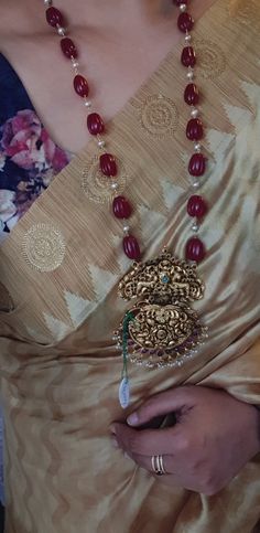 Ruby Chains Jewellery, Gold Locket With Beads, Ruby Mala Beads, Pearls And Beads Jewellery, Gold Pearl Jewelry Design, Ruby Mala Jewellery Designs, Beads Jwellary Indian, Pearl And Ruby Beads Mala, Beaded Gold Jewelry