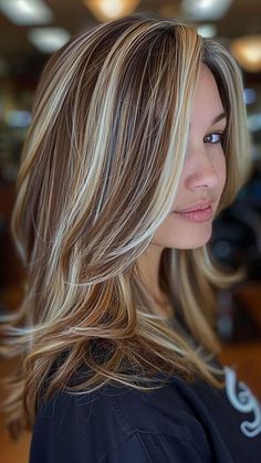 20 Stunning Chunky Highlights Ideas for a Bold, New You Chunky highlights are making a stylish comeback, transforming hairstyles with their bold, eye-catching appeal. In this article, we present 20 stunning chunky highlights ideas to help you embrace a fresh, vibrant look. Perfect for those Blonde And White Highlights, Blonde Hair With Brown Highlights Chunky, Light Brown Chunky Highlights, Brown And Blonde Chunky Highlights, Bright Highlights Brown Hair, Chunky Highlights Brown Hair, Chunky Blonde Highlights On Brown Hair, Brown Hair With Chunky Blonde Highlights, Chunky Caramel Highlights