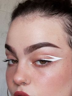 Maquillage On Fleek, White Eyeliner, Makeup Eye Looks, Creative Eye Makeup, Elegant Makeup