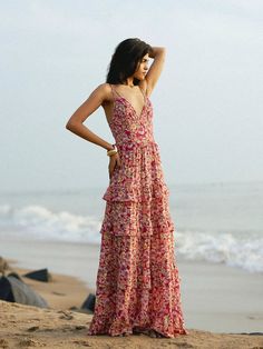 Cette robe longue présente un décolleté en V profond, un corps froncé, un dos bas, un corsage ajusté et une jupe à volants à plusieurs niveaux. Fabriquée à 100 % en viscose et doublée du même tissu, elle offre une jupe à la coupe décontractée. Summer Somewhere, Gia Dress, Fit Skirt, Hat Print, Full Length Dress, Shirt Blouses Tops, Summer Staples, Fitted Skirt, Endless Summer