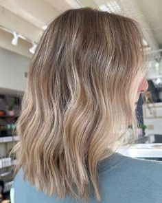 Balayage Blond Bronde Cheveux Wavy Bob Virgin Européen Premium - Etsy Canada Light Brown Hair With Balayage, Lived In Bronde Haircolor, Root Stretch Hair Blonde, Low Light Hair, Low Lights In Blonde Hair, Neutral Balayage, Neutral Blonde Balayage, Lived In Blonde Balayage, Brown Human Hair Wig