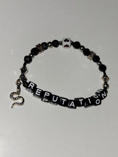 Rep Bracelet Taylor Swift, Eras Tour Bracelets Reputation, Reputation Outfits Eras Tour, The Eras Tour Bracelets Ideas, Rep Bracelet, Eras Tour Accessories, The Eras Tour Bracelets, Friendship Bracelet Taylor Swift, Bracelet Taylor Swift