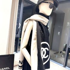 The Black And White Color Combination Is So Classic! The Logo Of The House Is Used On Both Sides, And The Exquisite Edge Is Removed. The Double Charm Makes People Unable To Stop The Atmosphere Is Versatile And The Beauty Is Low-Key And Unobtrusive~ Size: 190x70cm 98% Cashmere 2% Wool Chanel Black And White, Chanel Accessories, Black And White Color, Chanel Black, Black And White Colour, Low Key, Color Combination, White Color, Scarf Wrap