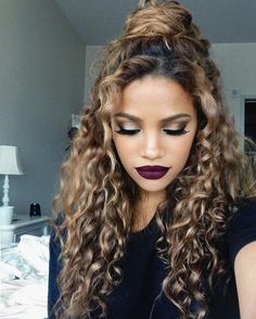 Half up half down | 17 Gorgeous YouTube Tutorials That Are Perfect For People With Curly Hair Half Updo Hairstyles, Mekap Mata, Flot Makeup, Wavy Curls, Smink Inspiration, Hot Hair Styles, Hairstyles For Curly Hair, Everyday Hairstyles