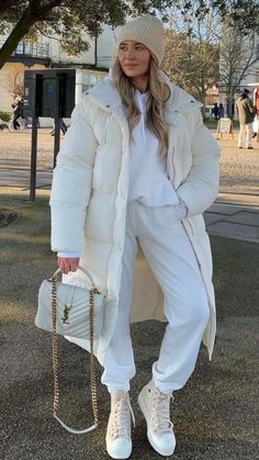 Snow Weather Outfit, Puffer Jacket Outfit Ideas, White Puffer Jacket Outfit, Snow Outfits For Women, Winter Outfit Casual, Jacket Outfit Ideas, Cold Weather Outfits Winter, Nyc Winter Outfits, December Outfits