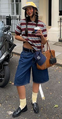 Korean Street Fashion Midsize, 90s Black Women Aesthetic Outfits, Masc Street Wear, Styling White Tshirt, Futch Style, Masc Style Women, Sandwich Method Outfit, Futch Aesthetic, Jorts Outfit Women’s