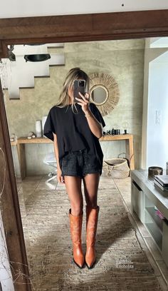 Casual Elegant Summer Outfits, Joshua Tree Wedding Guest Outfit, Cowgirl Boots Summer Outfit, Cowboy Style Outfits, Cowgirl Dress Outfits, Urban Cowgirl Outfits, Keinemusik Outfit, Chic Festival Outfits, Cowboy Boot Outfits Summer