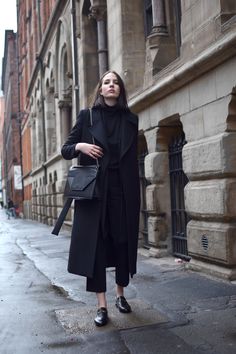 nice 50 Идей, С чем носить лоферы женские — Создай свой образ Black Wool Coat Outfit, Minimal Stil, Black Culottes, Oversized Wool Coat, Woman In Black, Long Black Coat