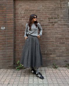 Winter Skirt Outfit With Sneakers, Gray Skirt Outfit, Styling Jeans, Long Skirt Outfits, Winter Skirt Outfit, Chic Coat, Zara Skirts, Comfy Dresses, Modest Fashion Outfits