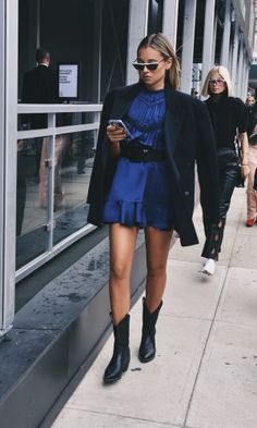 NYFW Spring 2019: Os Melhores Looks de Street Style - Gabi May Dresses Closet, Trendy Party Outfits, Winter Party Outfit, Baby Mode, Bota Country, Casual Party Outfit, Double Denim, Trending Boots