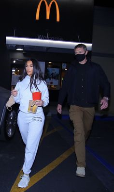 Kim Kardashian Jogger Outfit, How To Wear A Wig, Winter Fashion Outfits Casual, Trip Outfits, Chill Outfits